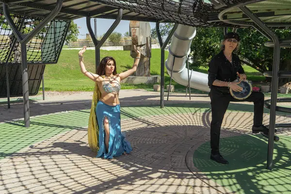 Arapça dans doğayla uyum içinde ve darbuka ritmiyle.