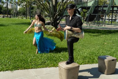 Bir Odalisque ve perküsyonist Darbukist rüya gibi doğal bir ortamda