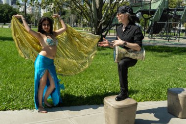 Arapça dans doğayla uyum içinde ve Darbuka ritmi