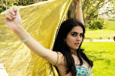 Parkta altın peçeli bir Odalisque.