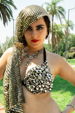 Siyah ve altın rengi bir Odalisque öğle güneşinin altında dans ediyor.