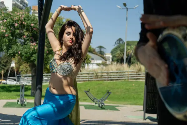 Odalisque ve perküsyonist rüya gibi doğal bir ortamda.