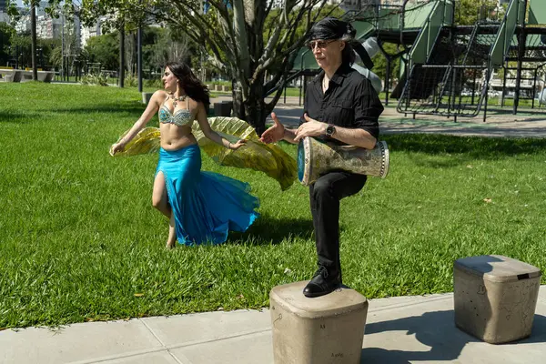 Bir Odalisque ve perküsyonist Darbukist rüya gibi doğal bir ortamda