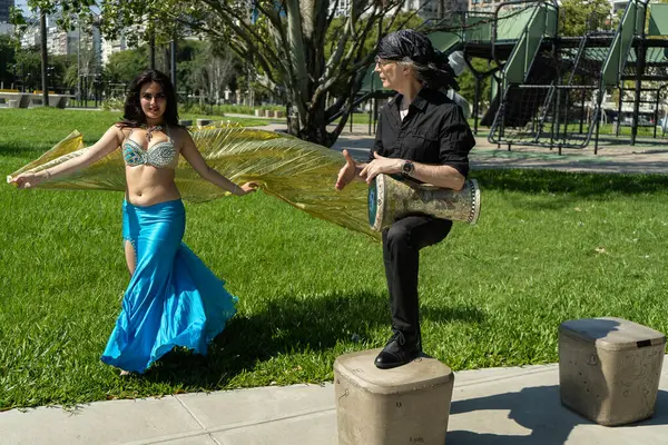 Arapça dans doğayla uyum içinde ve darbuka ritmiyle.