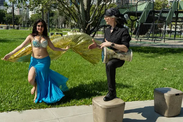 Odalisque ve perküsyonist rüya gibi doğal bir ortamda.