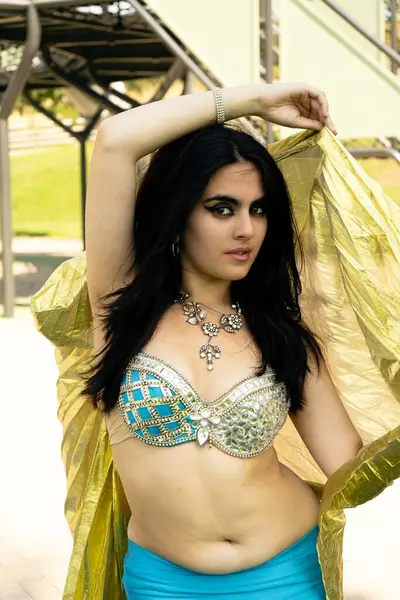 Mavi bir Odalisque ve rüya gibi bir bahçede altın rengi bir ipek.