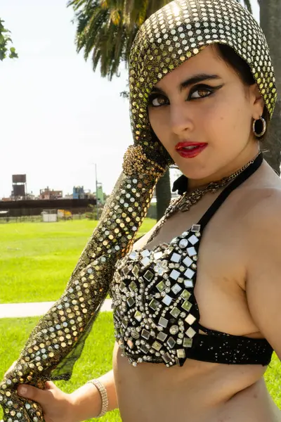 Genç, kahverengi gözlü, dans eden bir kadının şehvetli portresi.