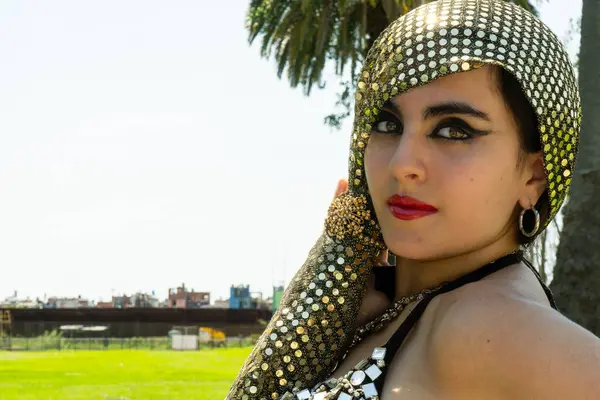 Genç, kahverengi gözlü, dans eden bir kadının şehvetli portresi.