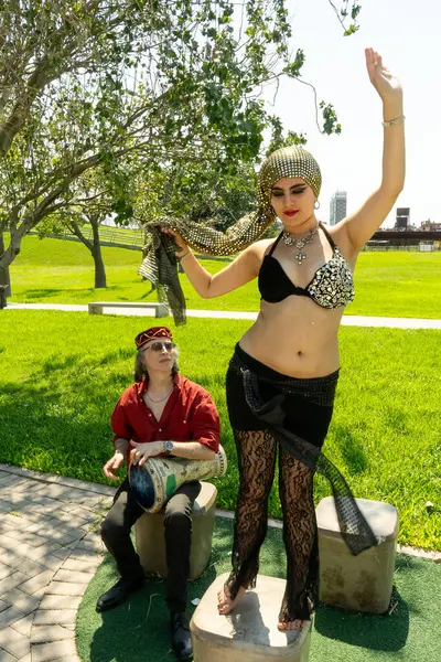 Arapça dans doğayla uyum içinde ve Darbuka ritmi