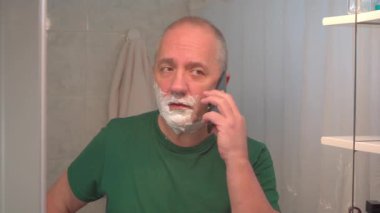 Yetişkin adam telefonlara cevap vermeyi kesiyor..