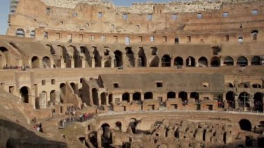 Roma 'daki kolezyumun içini ziyaret eden turistler
