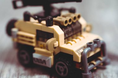 Plastik tuğlalar askeri bir araca monte edilmiş, roketatar ve karmaşık detaylar, yaratıcı oyun ve macera çağrıştırıyor