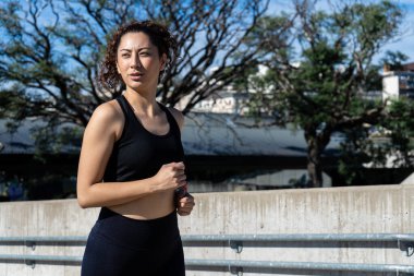 Şehirde koşmaya kararlı bir sporcu. Egzersiz rutininin tadını çıkarıyor.