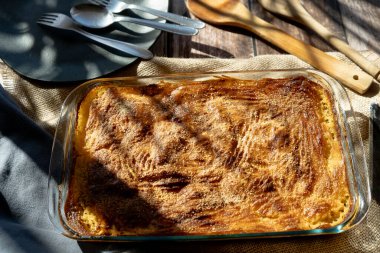 Kırsal bir masada etli cam bir tabak ya da çoban pastası..