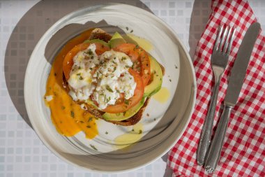 Guacamole, domates ve kremalı sosla kaplı Rustik ekmek.