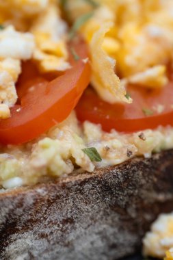 Guacamole, domates ve peynirli Rustik ekmek.