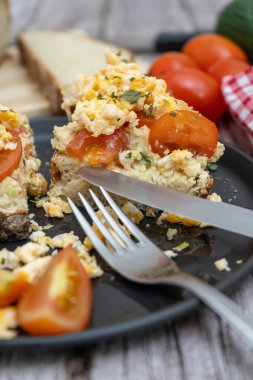 Guacamole, yumurta ve domatesli Rustik ekmek.
