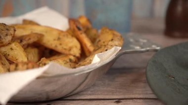 Hamburger bifteği, kızarmış patates ve sahanda yumurta.