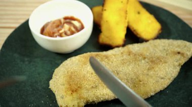 Pirzola çatal ve bıçakla dilimleniyor.