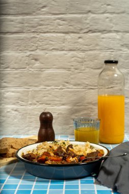 Ekmek ve taze portakal suyuyla servis edilen lezzetli güveç.