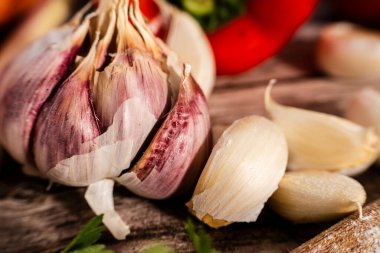 Canlı sarımsak soğanı ve karanfil yakın plan, doğal dokuları ve toprak tonlarını sergiliyor, aşçılık ve sağlıkla ilgili konular için mükemmel.