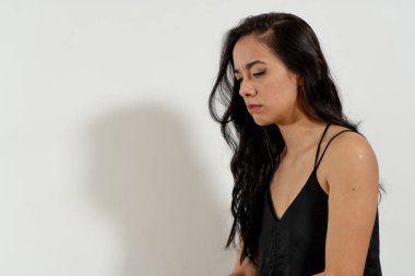 Üzgün genç bir kadın negatif duygular ve akıl sağlığı konsepti gösteriyor.