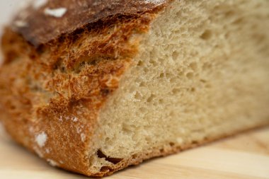 Taze pişmiş bir ekmek diliminin detaylı görüntüsü