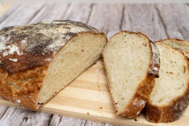 Tahtada dilimlenmiş taze pişmiş köy ekmeği.