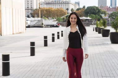 Genç girişimci gülümsüyor ve Puerto madero 'da yürüyor, buenos aires, şehir yaşam tarzını seviyor.