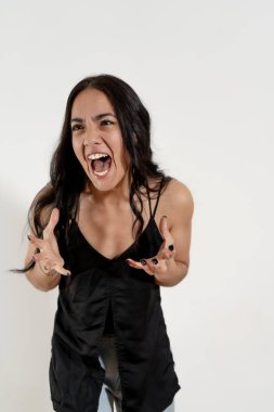 Kızgın İspanyol kadın ağzı açık bağırıyor ve elleri beyaz arka planda hareket ediyor.