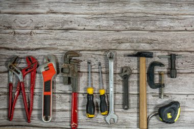 Ahşap tezgahta duran el aletleri bir zanaatkar tarafından kullanılmaya hazır.