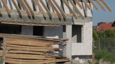 Ev yenilenme sürecinde şu an. Ev inşaatı. Bitmemiş bina. Tadilat işi. Modern şehir banliyölerindeki gayrimenkullerin gelişimi için ahşap çatılı özel ev.