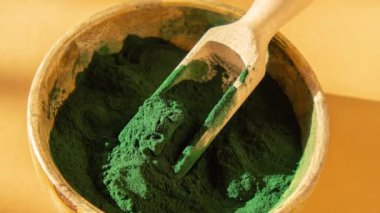 4k yakınlaştır, mavi-yeşil alg klorella ve bambu eko kasede spirulina tozu, vegan, vejetaryen ya da bitki temelli diyet multivitaminler B12, kaşıkta süper toz. Yiyecek.