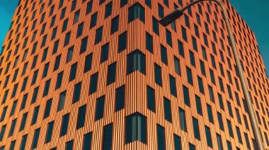 4k yakınlaştır Modern ofis binasının dış cephesi cam kaplamalı temiz gökyüzü arkaplanı. Kırmızı pembe dekorasyonlu şeffaf cam ofis duvarı. Çağdaş görünüm elementi