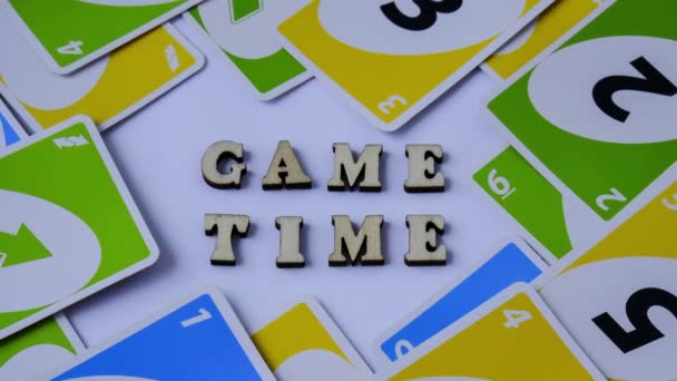 乌克兰 2021 4K放大了文字游戏时间 玩扑克牌的框架桌上游戏 业余时间 木制信件 棋盘游戏在家为孩子们安排休闲活动 大流行病 — 图库视频影像