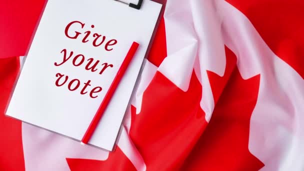 Ráközelít Kanadai Nemzeti Zászlóra Kanadai Zászló Juharfalevélpapír Üzenet Szöveggel Választás — Stock videók