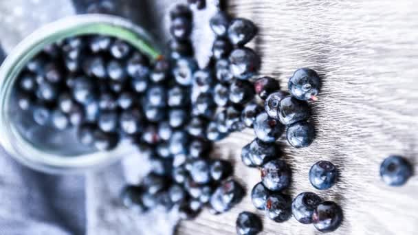 테이블에 유기농 블루베리 수직의 흰색볼 수건을 줍니다 비타민 — 비디오