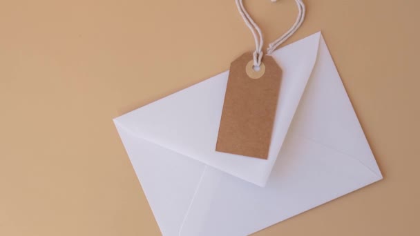 Zoom Out Envelope Branco Com Nota Papel Bege Corda Forma — Vídeo de Stock