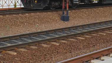 Yukarıdan tren istasyonu. Yeniden inşa edilmiş modern demiryolu altyapısı. Tren için ileriye giden demiryolu. Lokomotif için boş tren yolu. Ulaşım sistemi