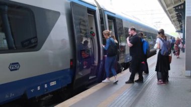 Gdansk Polonya Temmuz 2022 PKP Gdansk Glowny tren istasyonuna gidiyor. Şehirlerarası PKP treni vagonlardan oluşur. Polonya şehirlerarası treni. Seyahat konsepti