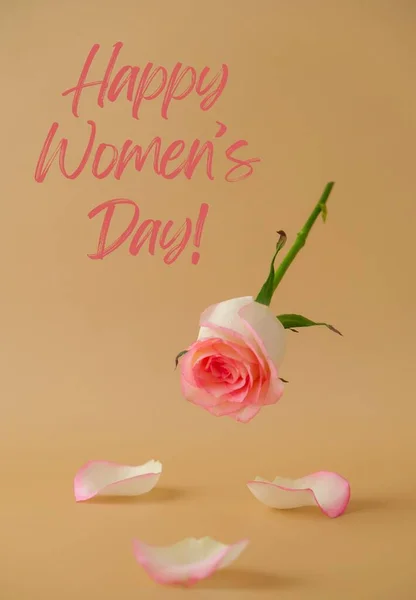 Happy Womens Day Text Flying Delicate Rosa Rose Auf Beigem — Stockfoto