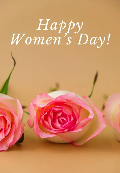 Happy Womens Day Text Zarte Rosa Rosen Auf Beigem Hintergrund — Stockfoto