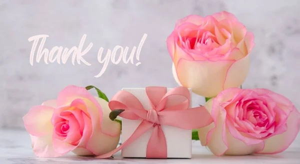 リボン弓ピンクのバラとギフトボックス グリーティングカードの背景 春休みのプレゼント テキストありがとうございます ポスターバナーサイズ — ストック写真