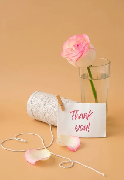 ありがとうテキストベージュの背景にハート型の白い綿のロープのスプール付きの公開ピンクのバラ ロマンチックなパステルピンクのバラの花 中性の地球のトーン グリーティングカードの休日 — ストック写真