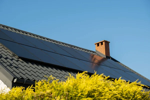 New Ecologic House Solar Panels Alternative Conventional Energy Battery Charged — Stock Photo, Image