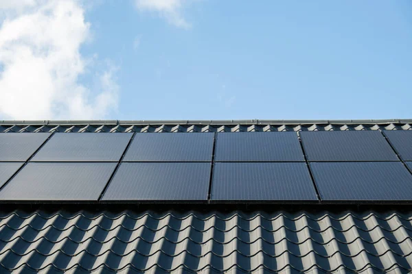 New Ecologic House Solar Panels Alternative Conventional Energy Battery Charged — Stockfoto