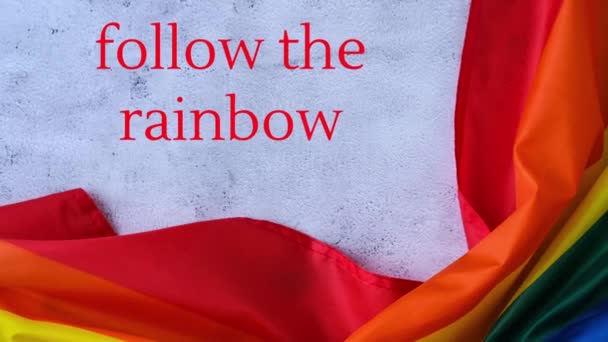 Zoomen Sie Regenbogenfahne Mit Text Folgen Die Rainbow Nachricht Heraus — Stockvideo