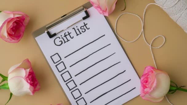 Kağıdın Üzerindeki Gift List Metnini Yakınlaştır Bej Arka Planda Zarif — Stok video