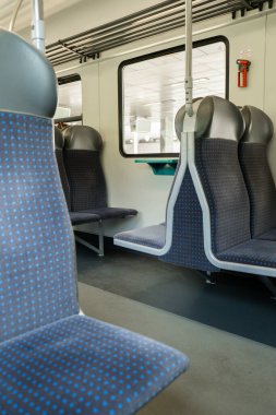 Hızlı trenin penceresinden demiryolu hattına bak. Trenlerin iç görünümü boş pencere pencere pencere penceresi kırsal pencere kenarından hareket ettirin ve trenle seyahat edin