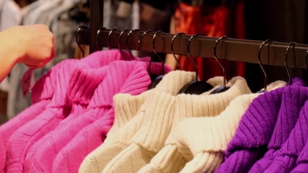 Kadın Ölçülerini Fiyatlarını Kontrol Ediyor Kadın Elleri Seçici Elbise Nin — Stok video